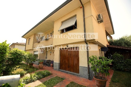Foto Villa unifamiliare a Lucca Nave di 250 m² con 5 locali in vendita