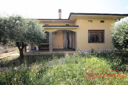 Foto Villa unifamiliare a Capannori Marlia di 160 m² con 5 locali