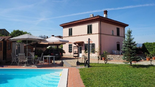 Foto Villa unifamiliare a Capannori Marlia di 220 m² con 9 locali