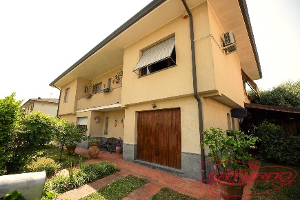 Foto Villa unifamiliare a Lucca Nave di 250 m² con 5 locali in vendita