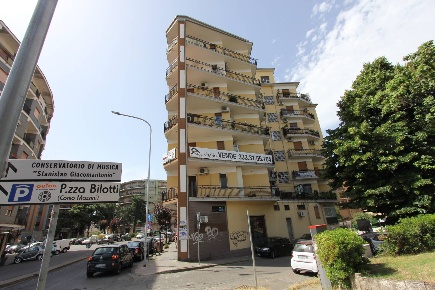 Foto Appartamento in PIAZZA BENAVENTURA ZUMBINI, Cosenza Centro di 212 m²