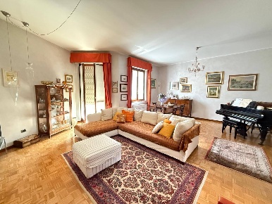 Foto Appartamento a Mantova Centro di 220 m² con 7 locali in vendita