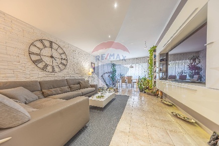 Foto Appartamento in Via Raffaele Battistini, Roma di 122 m² con 3 locali