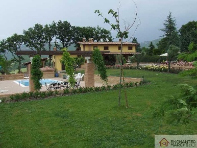 Foto Villa singola in Loc. Ceresi, Matelica di 420 m² con 15 locali