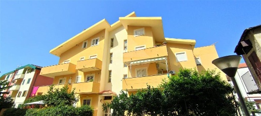 Foto Appartamento in Via Riviera, Pizzo di 250 m² con 6 locali in vendita