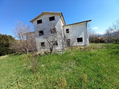 Foto Villa unifamiliare in Via Santa Lucia, Castrolibero di 440 m²