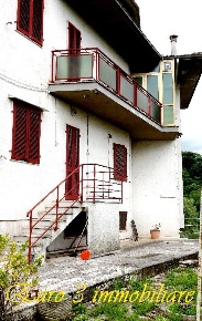 Foto Villa unifamiliare a Folignano di 460 m² con 16 locali in vendita