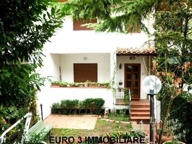 Foto Villa unifamiliare a Folignano di 240 m² con 8 locali in vendita
