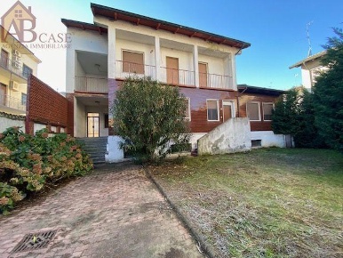 Foto Villa unifamiliare in piazza repubblica, Garlasco Centro di 300 m²