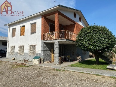 Foto Villa unifamiliare in via mazzini, Gambolò Centro di 220 m² in vendita