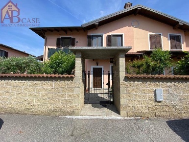 Foto Villa unifamiliare a Gambolò di 210 m² con 6 locali in vendita