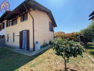 Foto Villa a schiera in via mazzini, Gambolò Centro di 120 m² con 4 locali