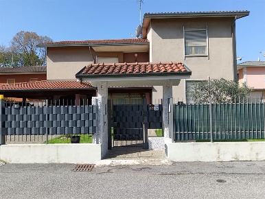 Foto Villa unifamiliare in via Puecher, Cornate d'Adda Centro di 266 m²