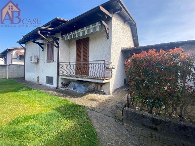 Foto Villa unifamiliare a Gambolò di 175 m² con 3 locali in vendita
