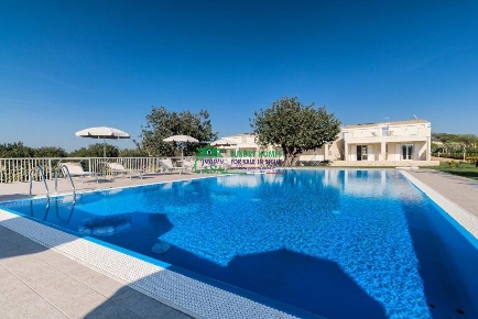 Foto Villa unifamiliare a Santa Croce Camerina di 420 m² con 18 locali