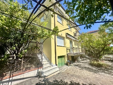 Foto Villa unifamiliare a Loano di 238 m² con 11 locali in vendita
