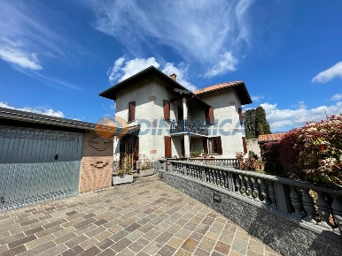 Foto Villa unifamiliare in VIA ROMA, Bonate Sopra Centro di 260 m²