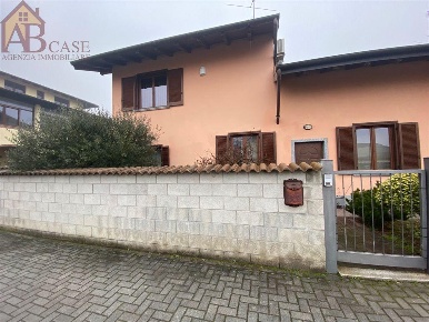 Foto Villa bifamiliare in via mazzini, Gambolò Centro di 132 m² in vendita
