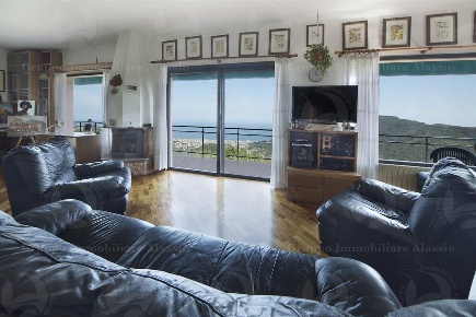 Foto Villa unifamiliare a Alassio di 313 m² con 9 locali in vendita