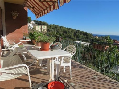 Foto Villa unifamiliare in Via Cazulini, Alassio di 270 m² con 8 locali