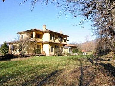 Foto Appartamento a Aulla di 1600 m² con 15 locali in vendita