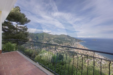 Foto Villa unifamiliare a Alassio di 300 m² con 11 locali in vendita