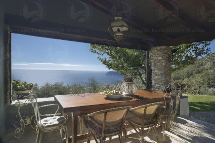 Foto Villa unifamiliare a Alassio di 120 m² con 5 locali in vendita