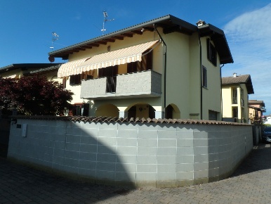 Foto Villa unifamiliare a Gambolò di 165 m² con 5 locali in vendita