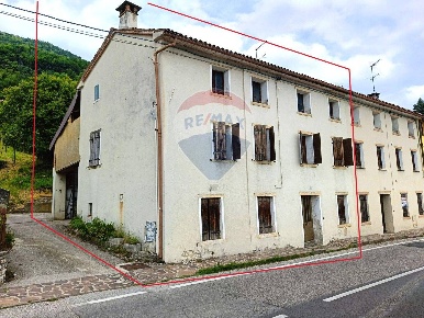 Foto Appartamento in Via G. Garibaldi, Valdobbiadene Centro di 235 m²