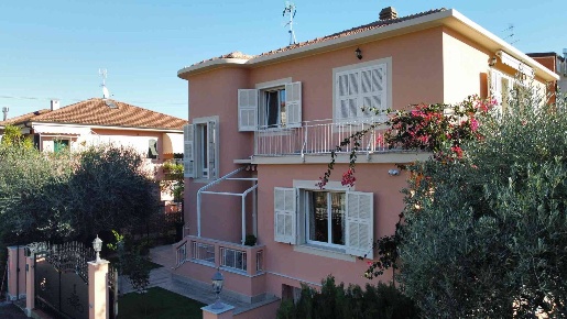 Foto Villa singola in Via Palestro, Loano Centro di 651 m² con 14 locali