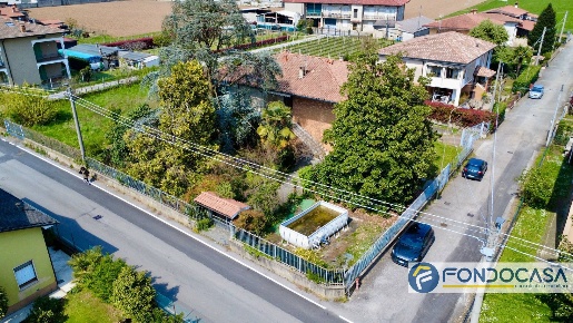 Foto Villa singola a Castelli Calepio Centro di 295 m² con 8 locali