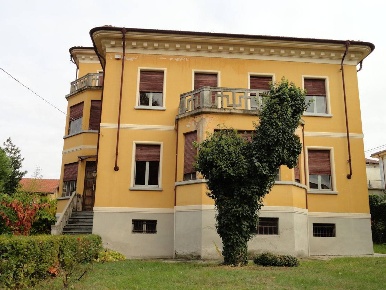 Foto Villa singola in Via Cassinasco, Canelli di 450 m² con 13 locali