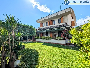 Foto Villa bifamiliare in Via Foce Morta, Montignoso Cinquale di 120 m²