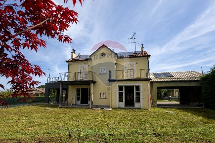Foto Villa singola in strada gherzi, Canelli di 280 m² con 7 locali