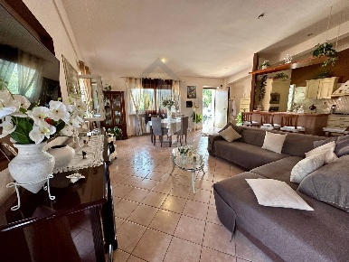 Foto Villa unifamiliare in VIA ALESSANDRO IL MOLOSSO, Mendicino di 175 m²