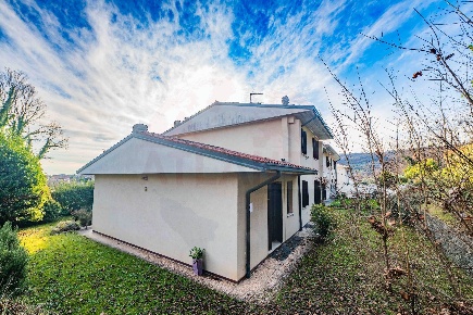 Foto Villa bifamiliare in Via Burago, Salò Cunettone Villa di 245 m²