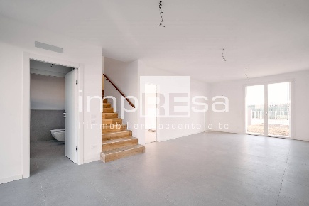 Foto Villa bifamiliare in via Roma, Silea Centro di 180 m² con 7 locali