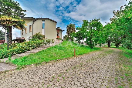 Foto Villa unifamiliare in via Mascagni, Cornate d'Adda Centro di 449 m²