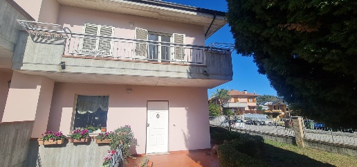 Foto Villa a schiera a Folignano Piane Di Morro di 245 m² con 6 locali
