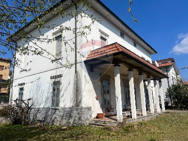 Foto Villa singola a Castelli Calepio Centro di 600 m² con 9 locali
