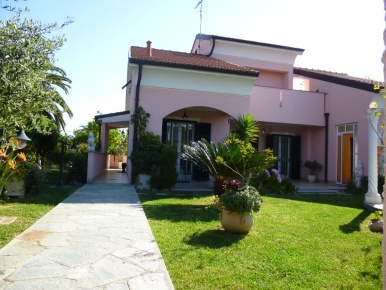 Foto Villa singola in Zona Poeti alta, Loano di 300 m² con 9 locali