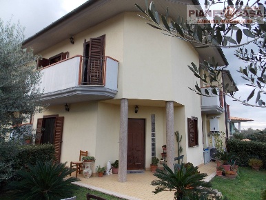 Foto Villa singola in Via Verona, Folignano di 200 m² con 63 locali