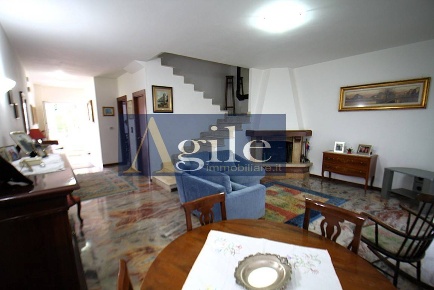 Foto Villa a schiera in VIA GIANNI TORSELLINI, Folignano Centro di 300 m²