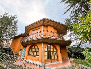 Foto Villa singola in via francesco petrarca, Bucine di 377 m² con 9 locali