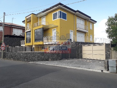 Foto Villa unifamiliare in Via Badala', Fiumefreddo di Sicilia di 350 m²