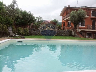 Foto Villa unifamiliare in Via Lucio Piccolo, Zafferana Etnea Centro