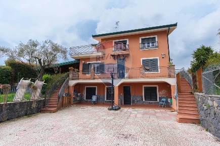 Foto Villa unifamiliare in Via Lucio Piccolo, Zafferana Etnea Centro