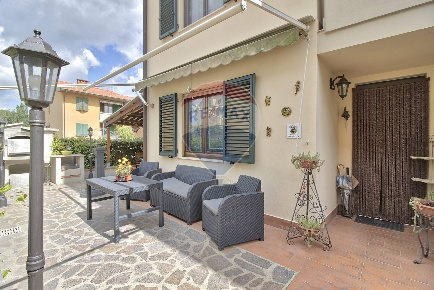 Foto Villa a schiera in via Dossetti, Bucine Centro di 130 m² con 6 locali