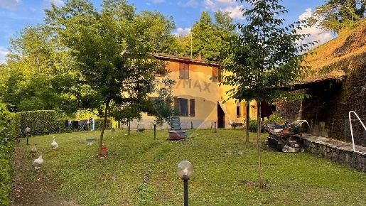 Foto Villa unifamiliare a Barga San Pietro In Campo di 145 m² con 5 locali
