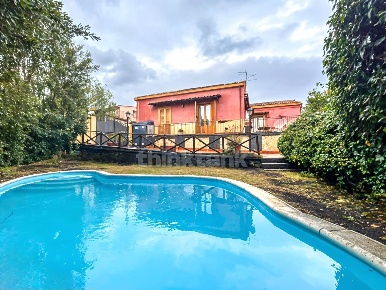 Foto Villa singola in Via Ballofuga, Zafferana Etnea Centro di 120 m²